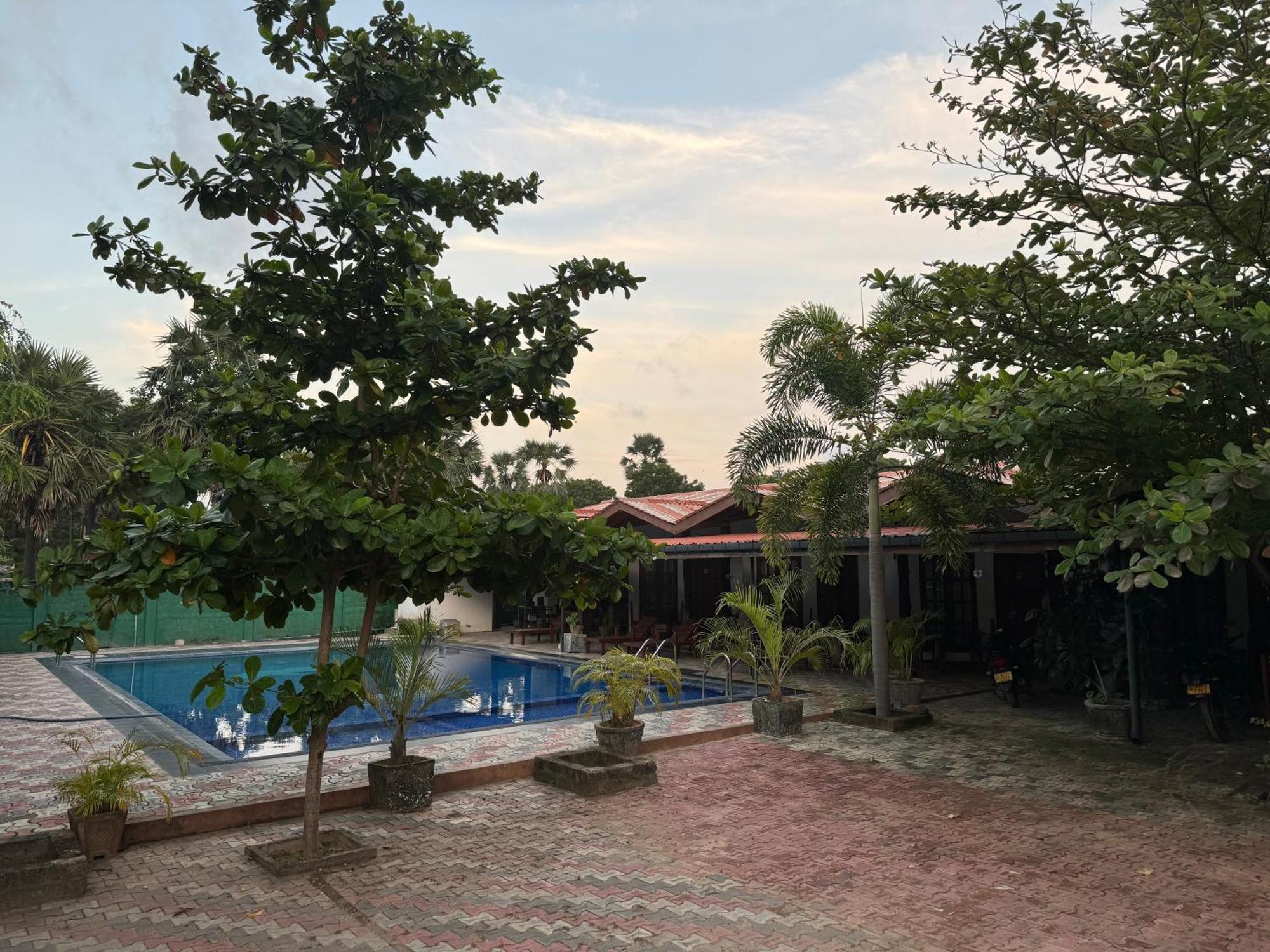 Paris Garden Resort Trincomalee Eksteriør billede